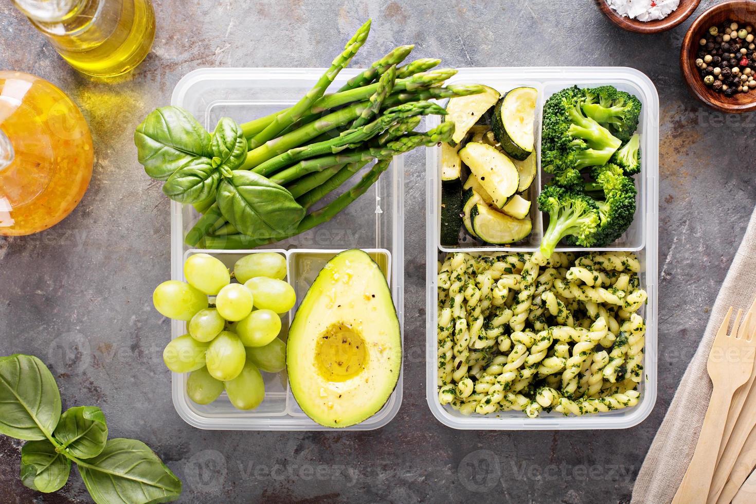 recipientes de preparação de refeições veganas com macarrão e legumes foto