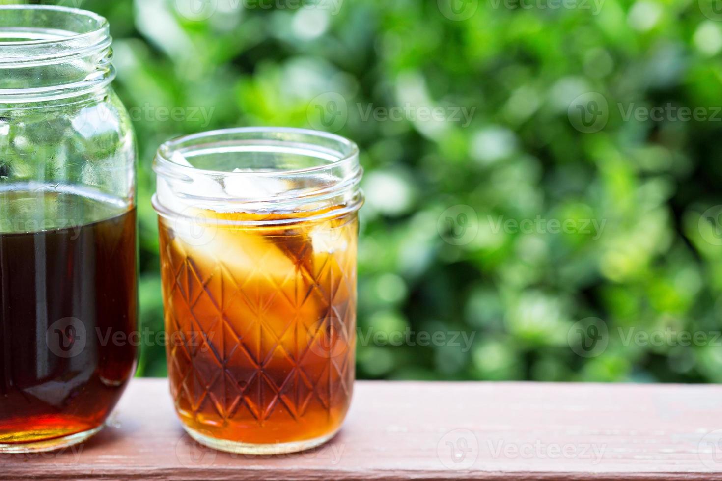 café gelado em potes de pedreiro ao ar livre foto