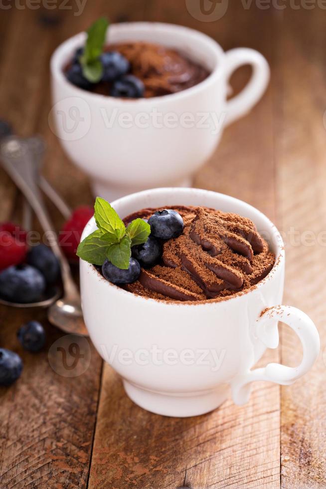 pudim de chocolate com cacau e frutas foto