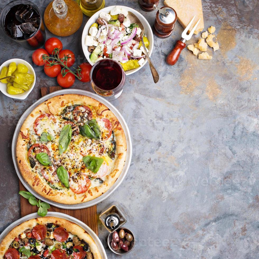 pizza margherita e pepperoni com manjericão foto