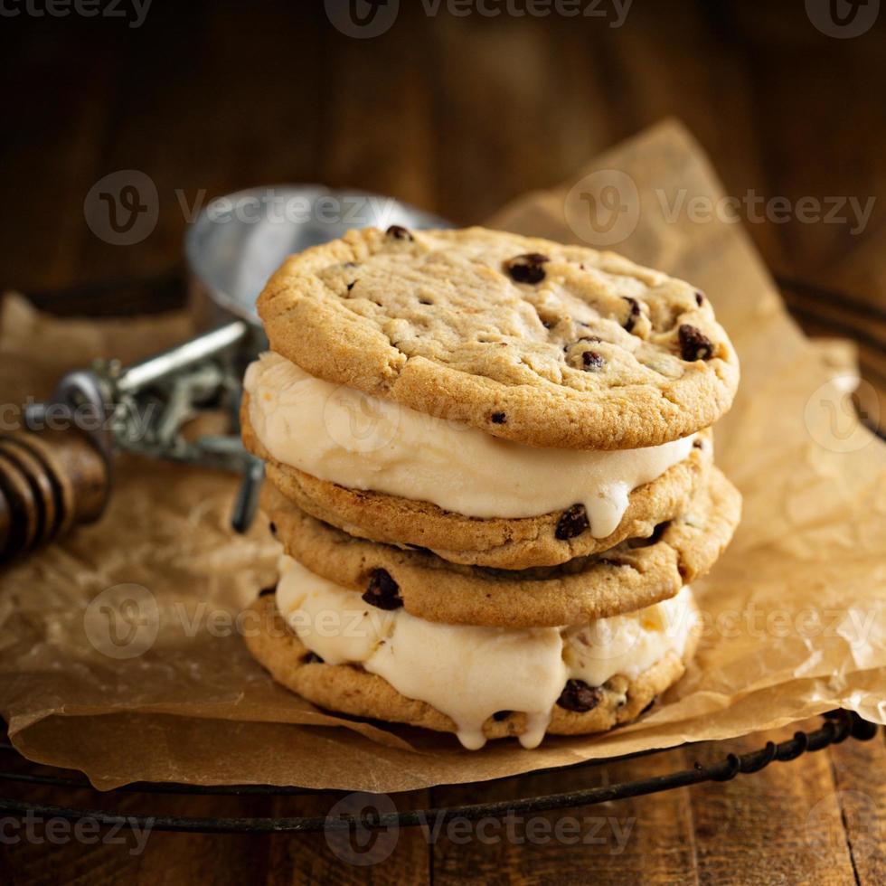 sanduíches de sorvete com biscoitos de chocolate foto