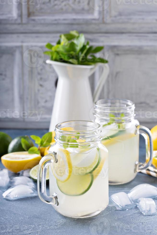limonada cítrica fresca em frascos de pedreiro foto