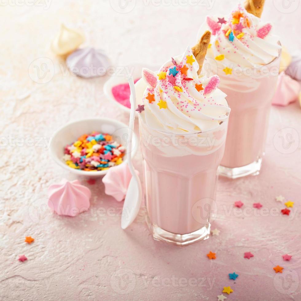 milkshakes de unicórnio com granulado foto