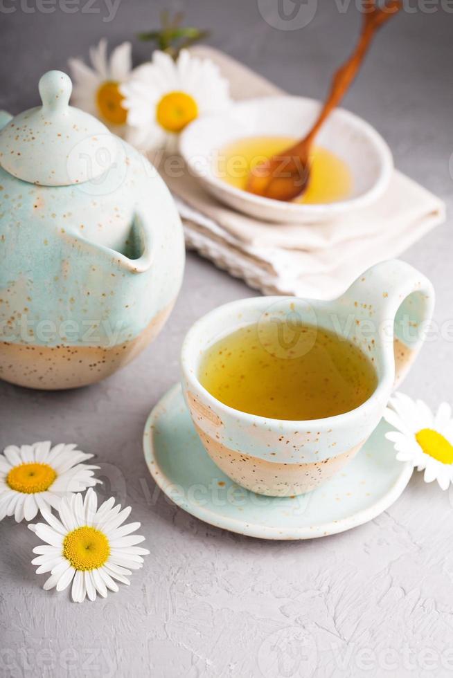 chá de camomila em xícara de cerâmica artesanal foto