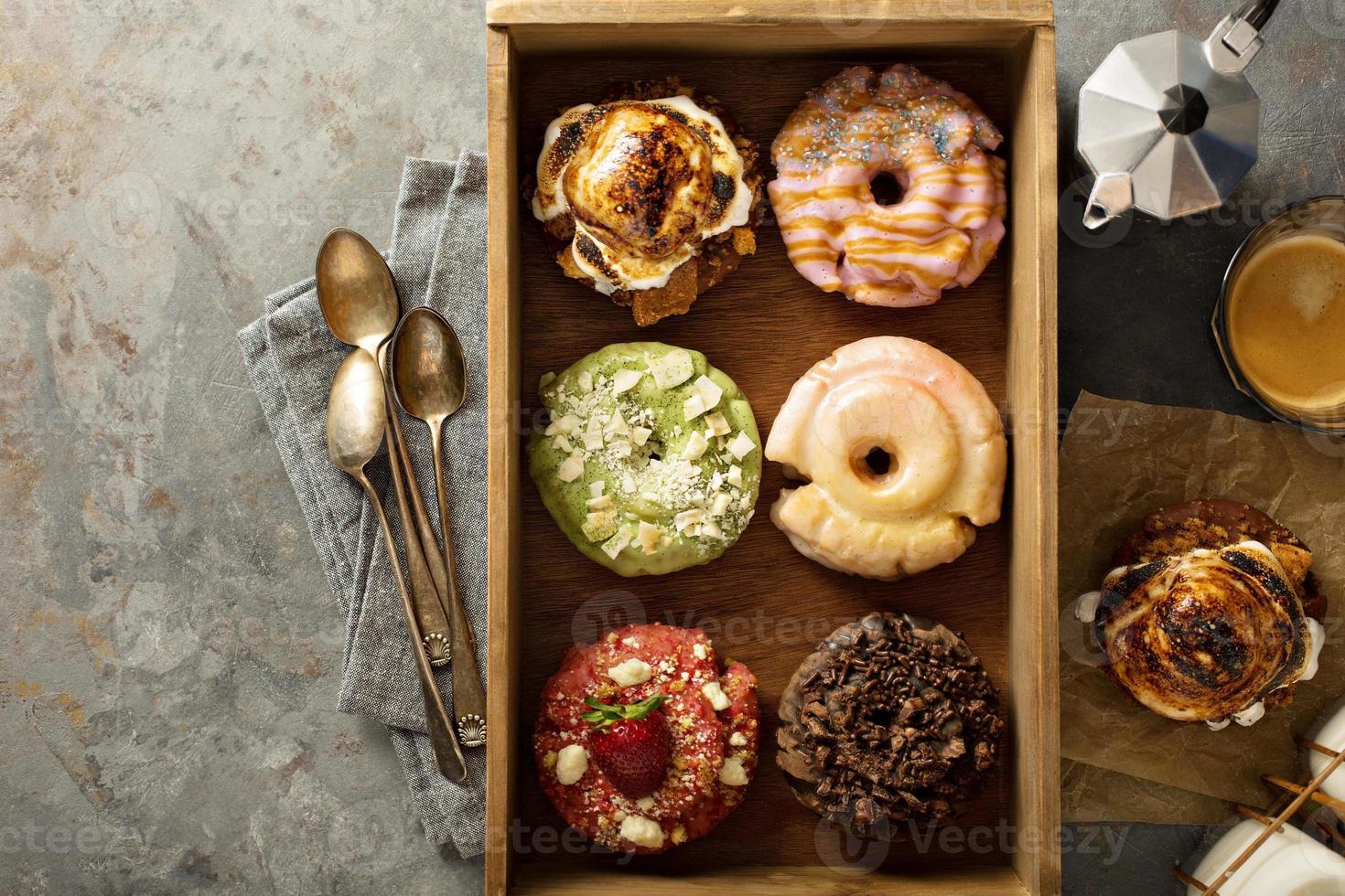 variedade de donuts em uma caixa de madeira foto
