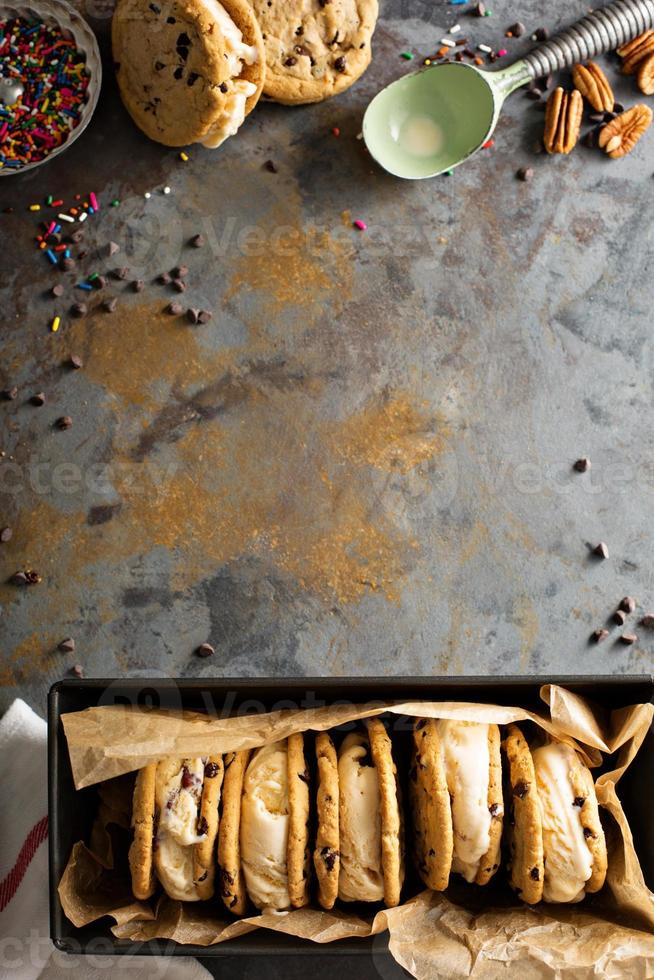 sanduíches de sorvete com biscoitos de chocolate foto