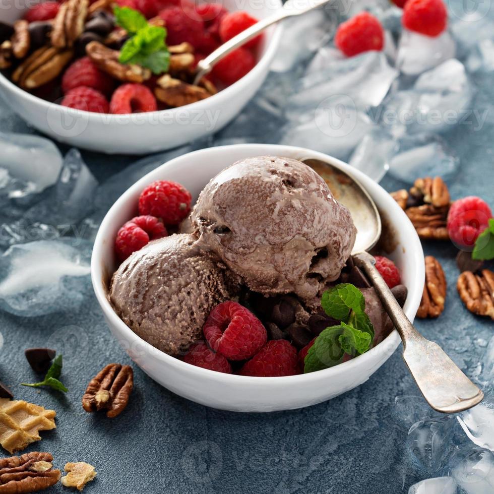 sorvete de chocolate com frutas frescas em tigelas foto