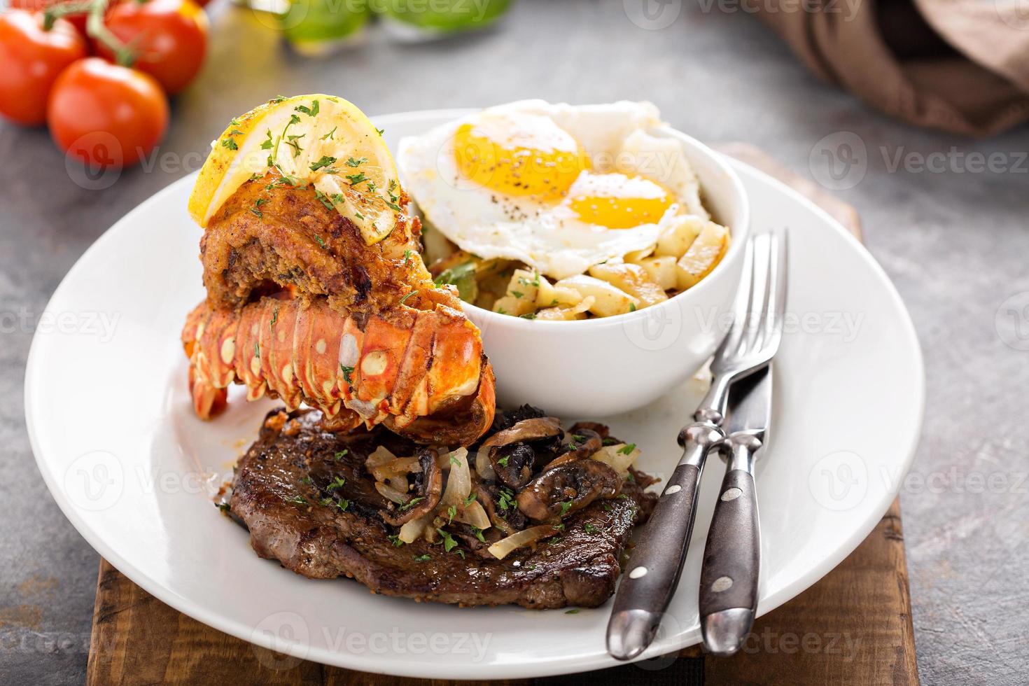 surf and turf do sul com batatas e ovos foto