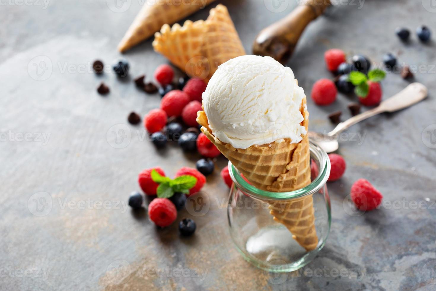 colher de sorvete de baunilha em um cone de waffle foto