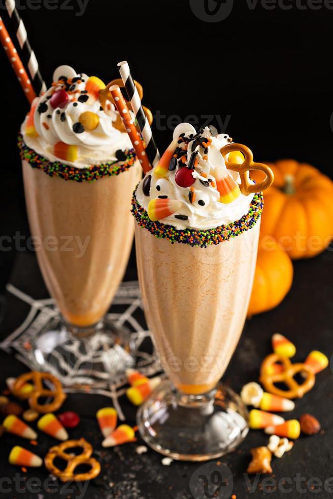 milk-shake de abóbora de halloween decorado com doces foto