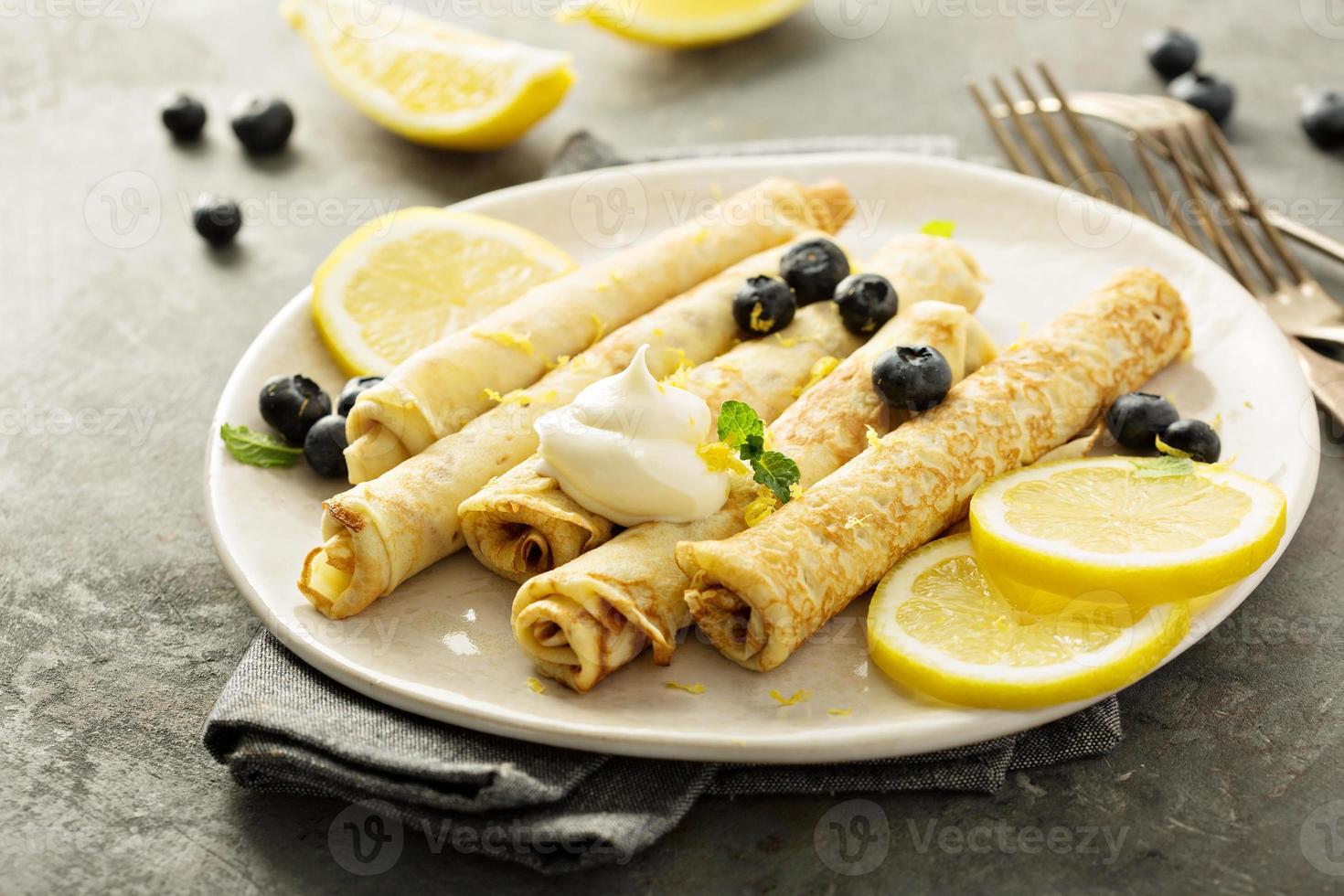 crepes com recheio de limão e mirtilos foto