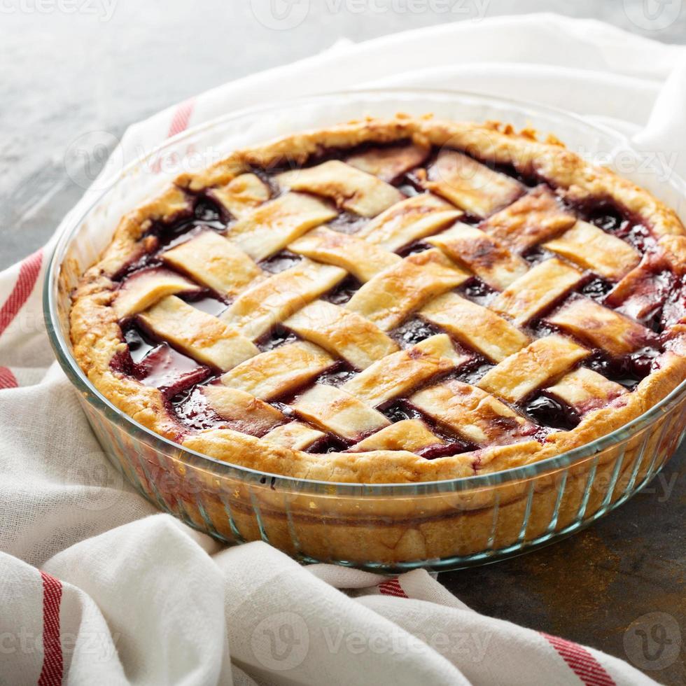 torta caseira de cereja com treliça foto