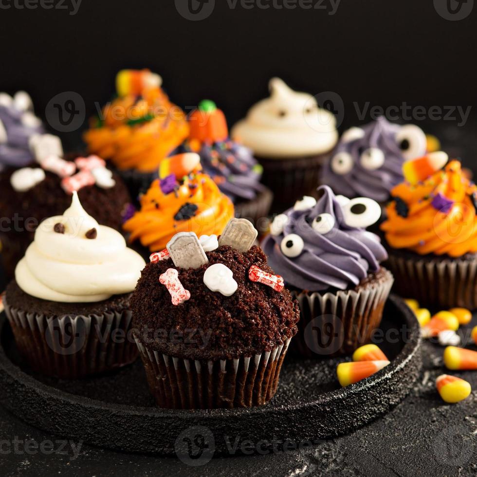 cupcakes e guloseimas festivas de halloween foto