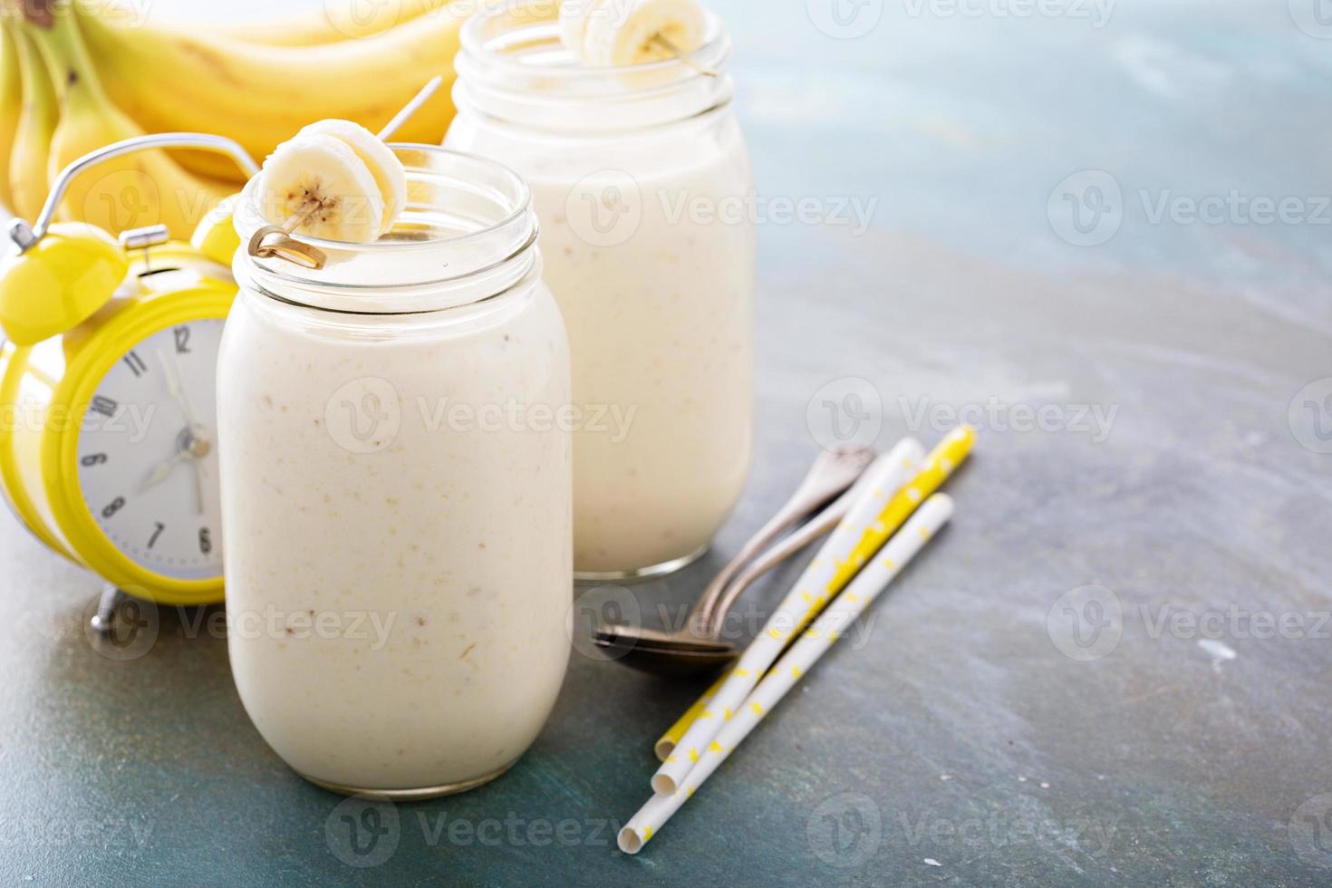 smoothie de banana em potes de pedreiro foto