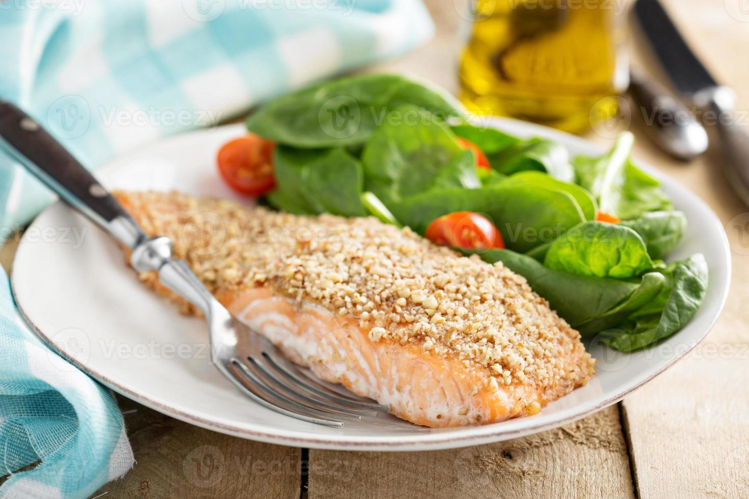 salmão grelhado com crosta de nozes foto