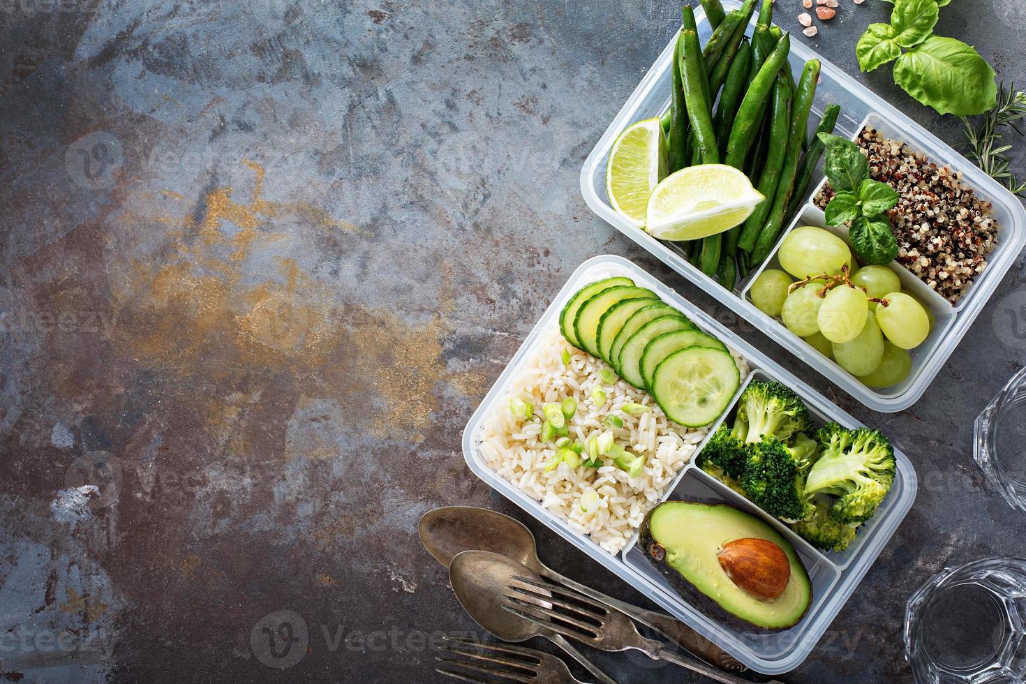 recipientes de preparação de refeição verde vegana com arroz e legumes foto