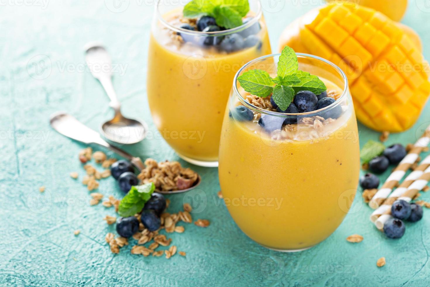 smoothie de manga em copos foto