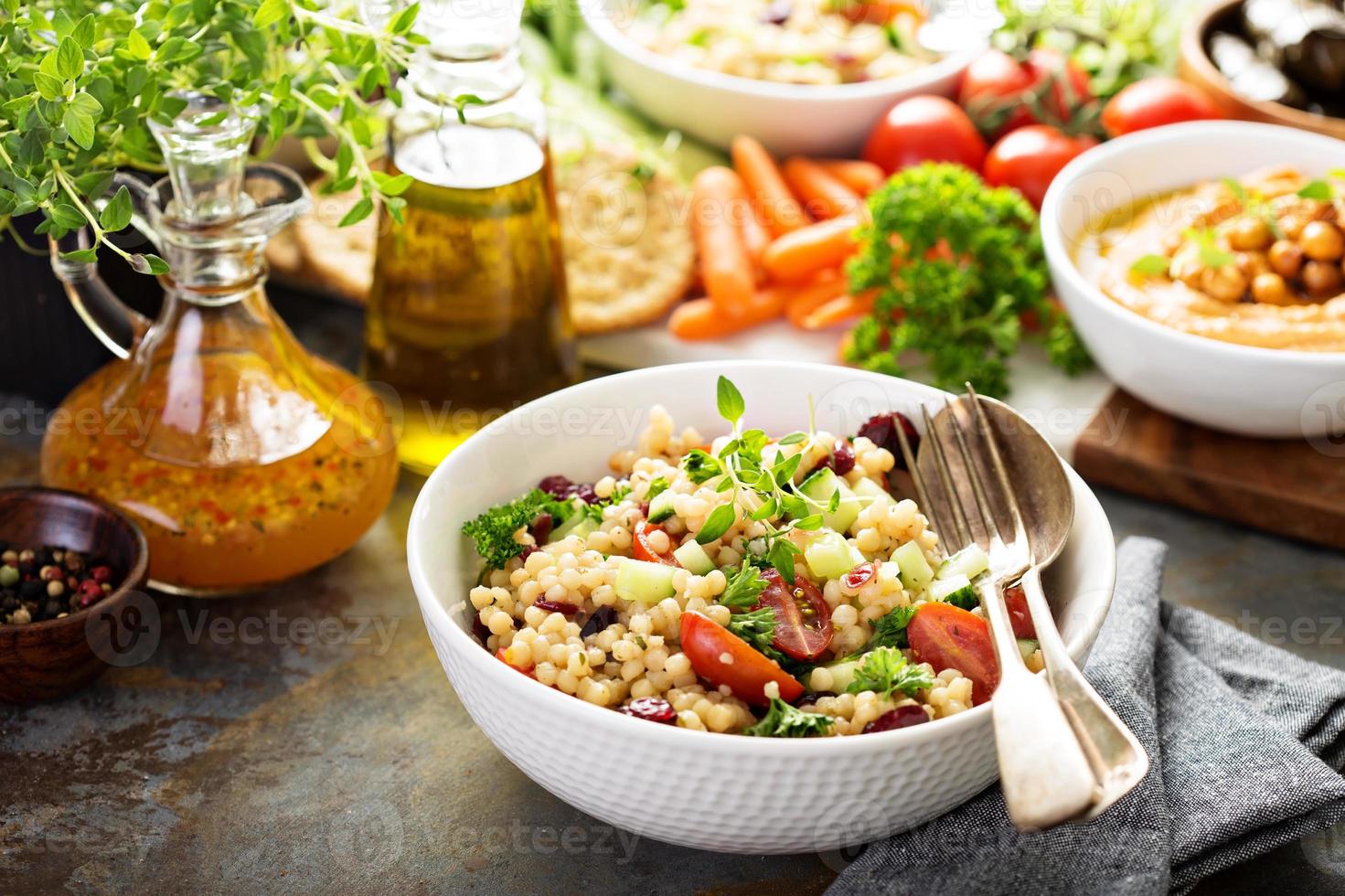 salada de cuscuz pérola com legumes frescos foto