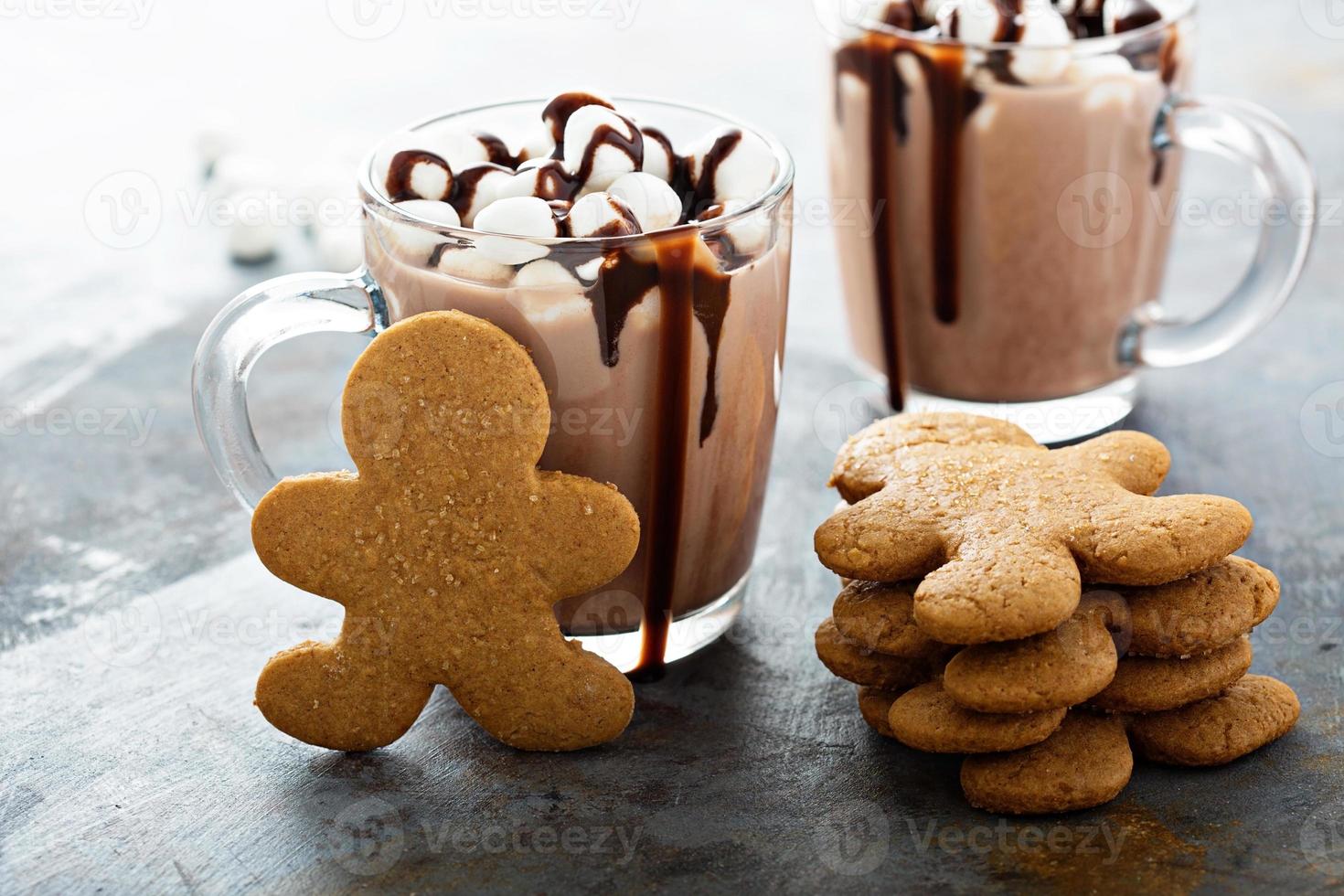 chocolate quente com marshmallows e biscoitos foto