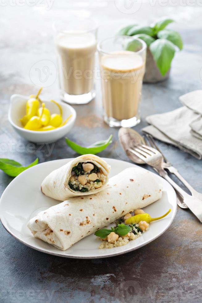 burritos de café da manhã veganos com couve e grão de bico foto