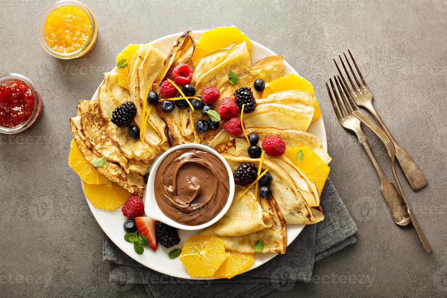 crepes finos com frutas frescas e bagas foto