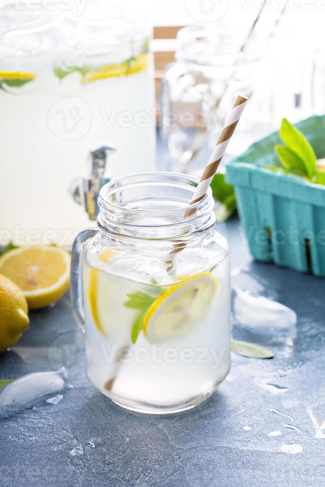 limonada cítrica fresca no dispensador de bebidas foto