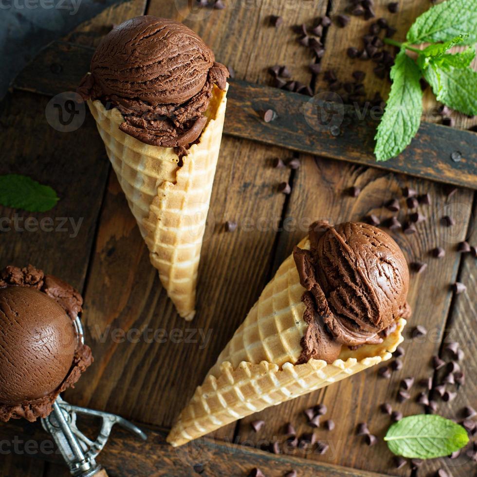 sorvete de chocolate em cones de waffle foto