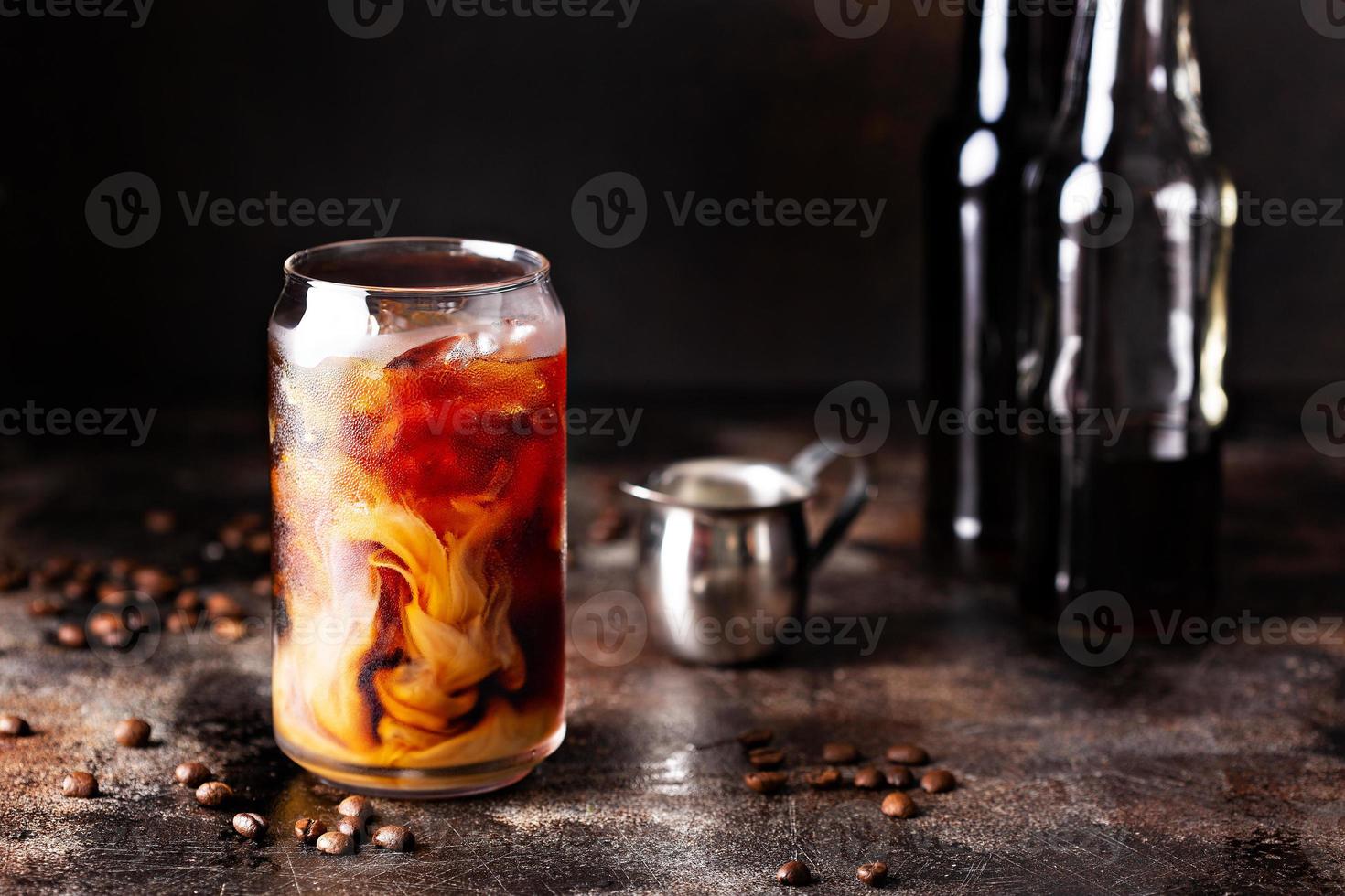 café gelado cold brew em garrafas de vidro foto