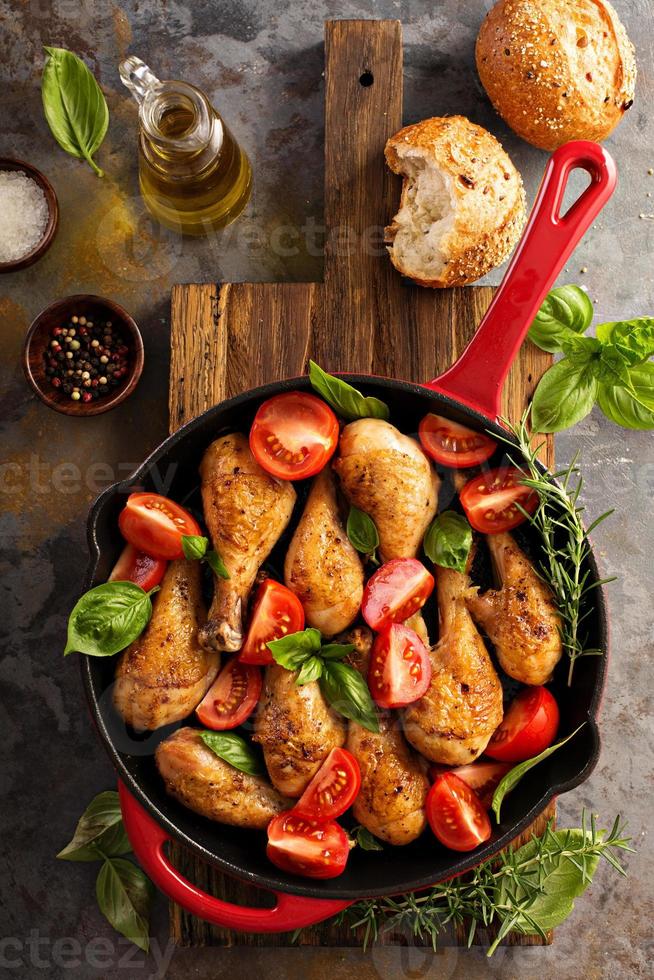 Coxinhas de frango assadas em uma panela de ferro fundido foto