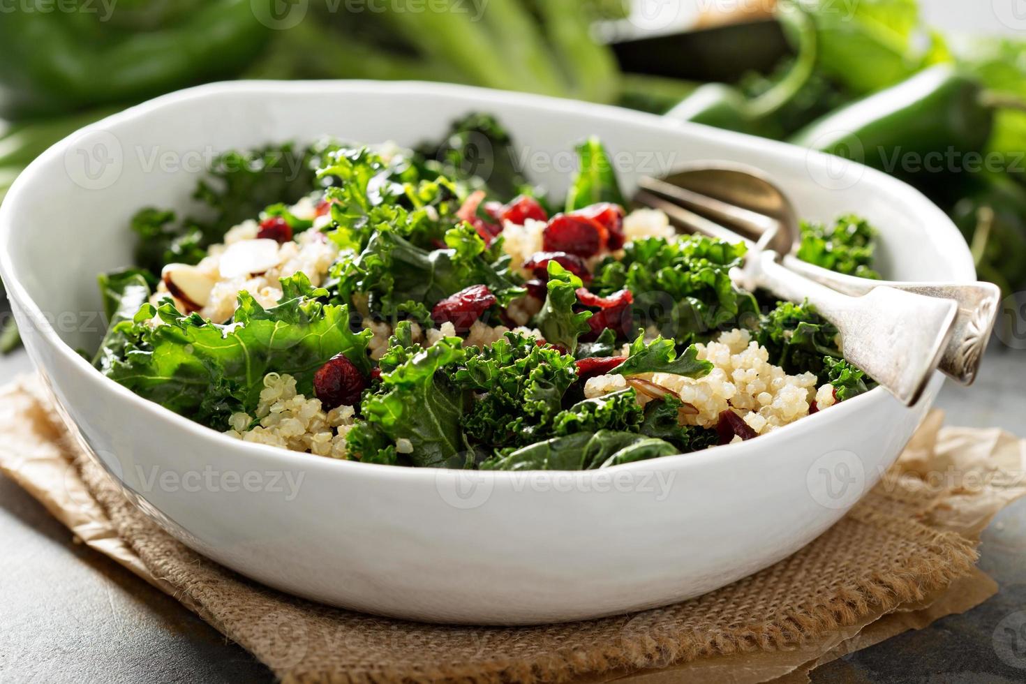 salada saudável de couve e quinoa foto