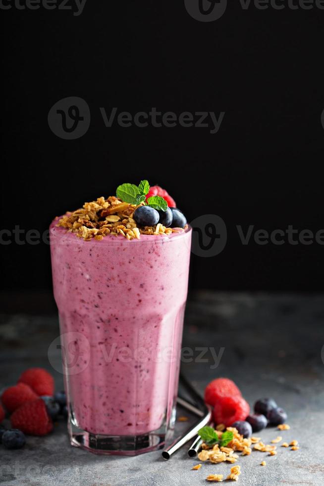 smoothie de frutas vermelhas em um copo alto foto