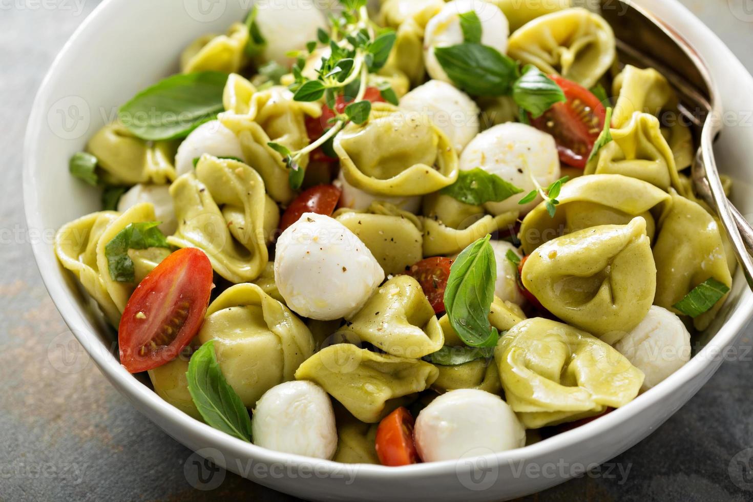 salada de macarrão italiano com tortellini de ricota e espinafre foto