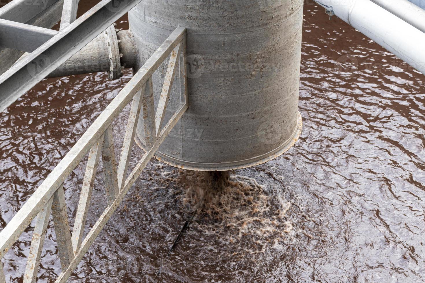 lagoas de tratamento de águas residuais de plantas industriais foto