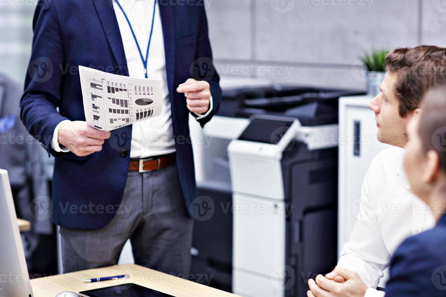 meio de pessoas de negócios debatendo suas ideias foto