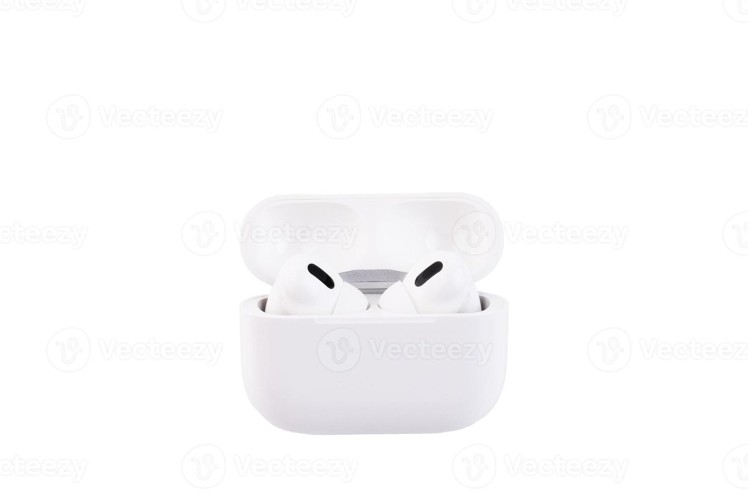 fones de ouvido sem fio brancos em uma caixa de armazenamento e carregamento. branco, isolado, fundo foto