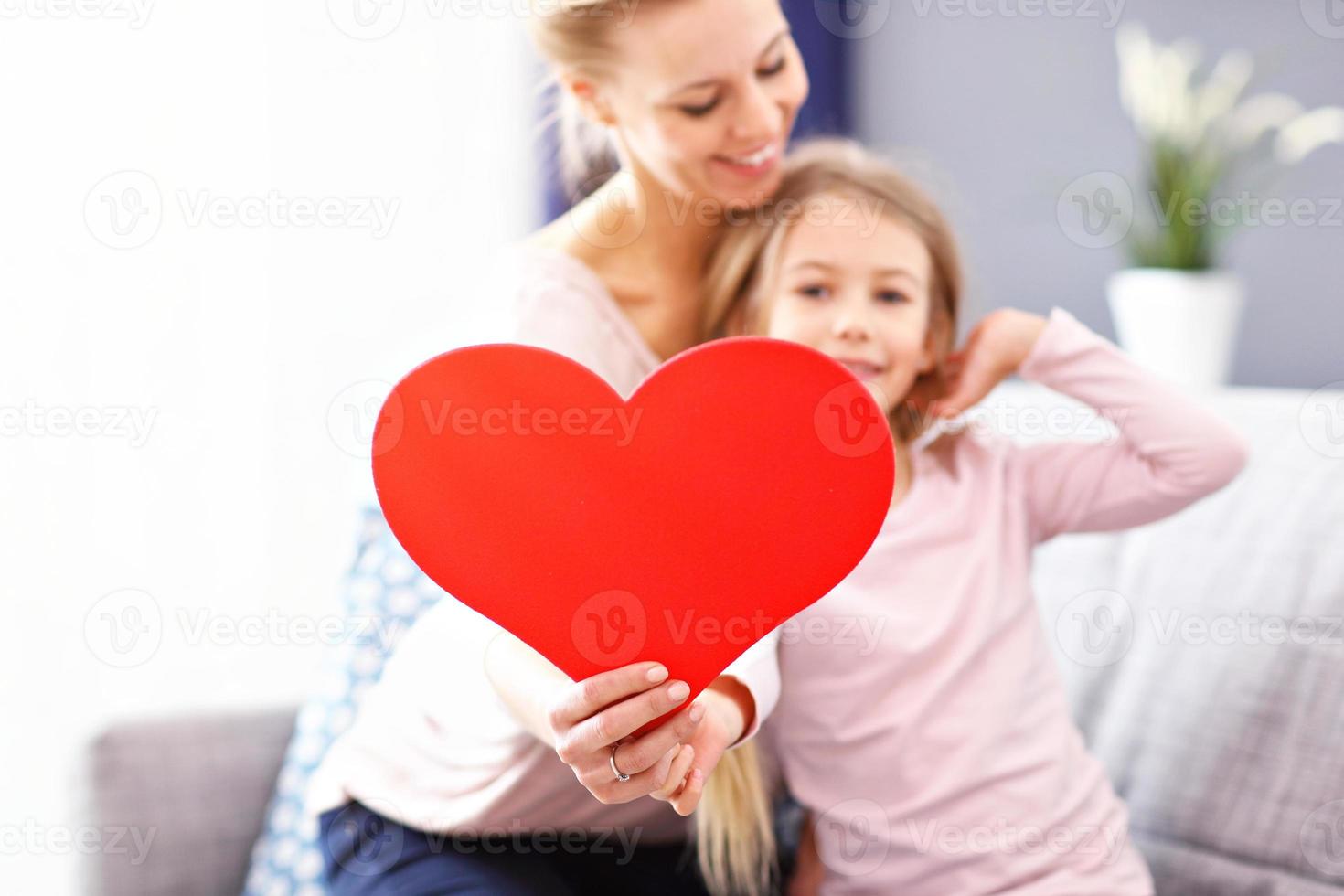 mãe e filha comemorando o dia das mães foto