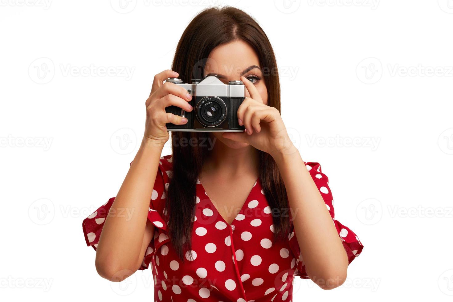 mulher morena caucasiana se divertindo e sorrindo isolada sobre fundo branco foto