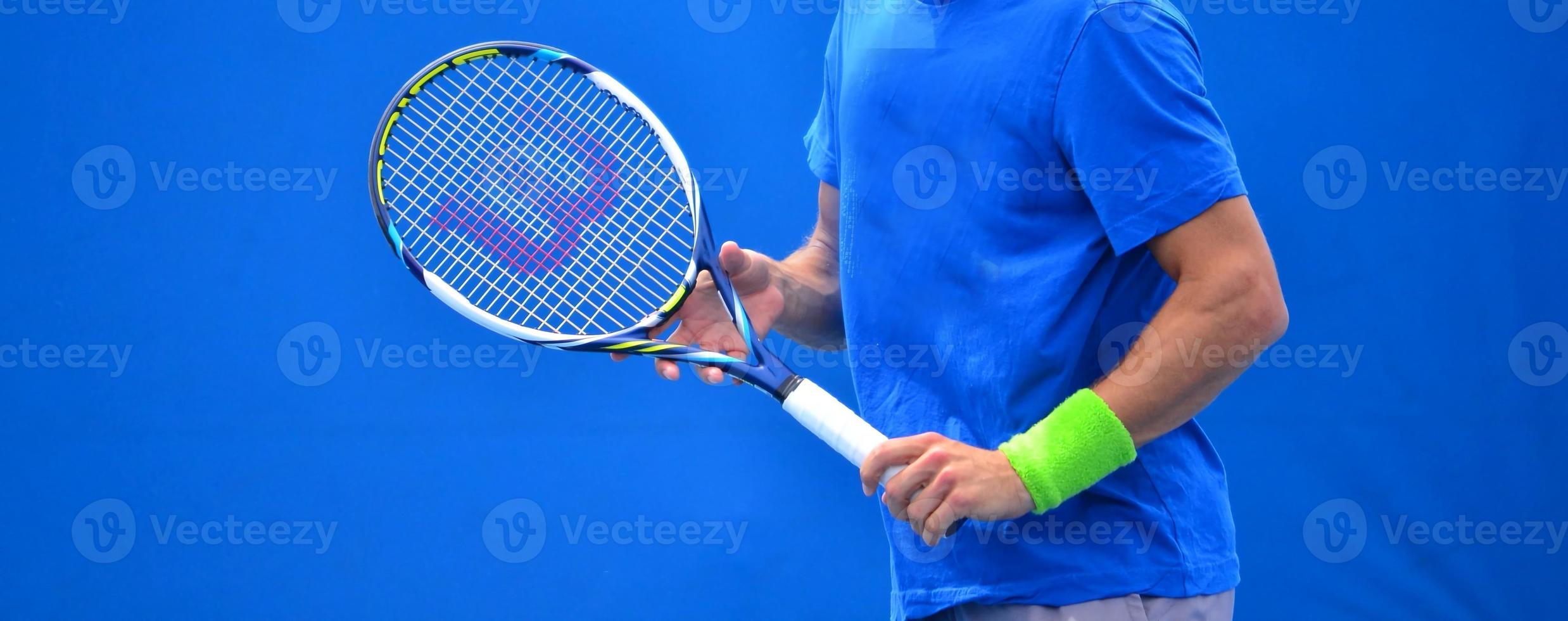 retrato de homem de jogador de tênis. vista frontal. olhando para a câmera. na Corte. foto