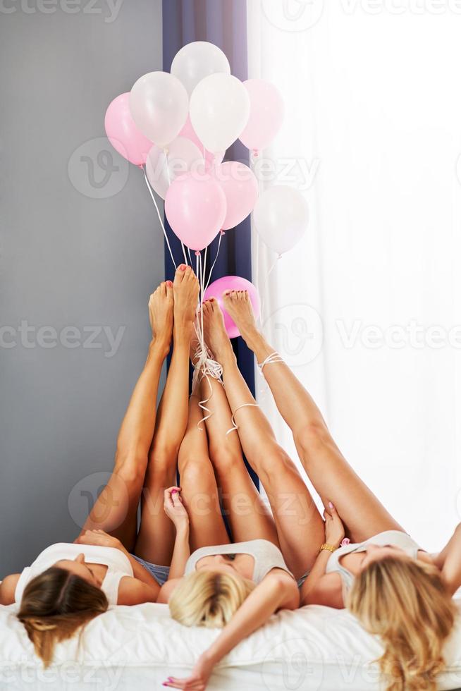 imagem apresentando feliz grupo de amigos comemorando aniversário foto
