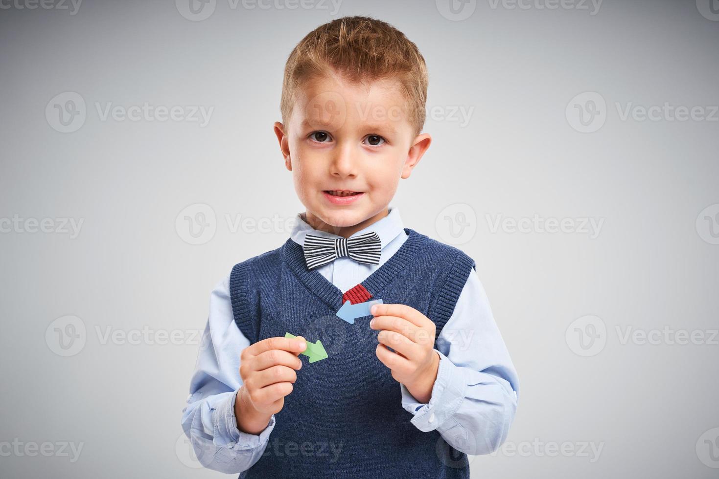 retrato de um menino de 4 anos posando sobre branco com setas foto