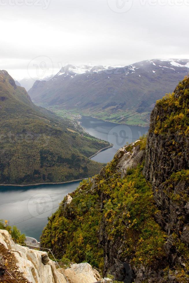 bela vista lateral no topo da via ferrata loen noruega com ponte pênsil no outono, natureza escandinava, atividade ao ar livre, estilo de vida norueguês, imprimir para pôster, capa, calendário foto