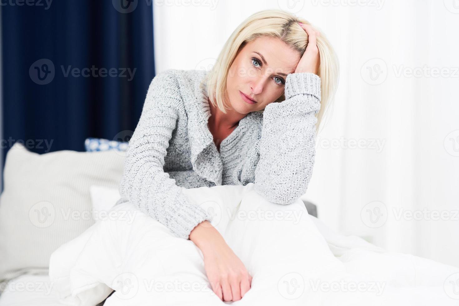 mulher adulta se sentindo mal, sofrendo de gripe em casa foto
