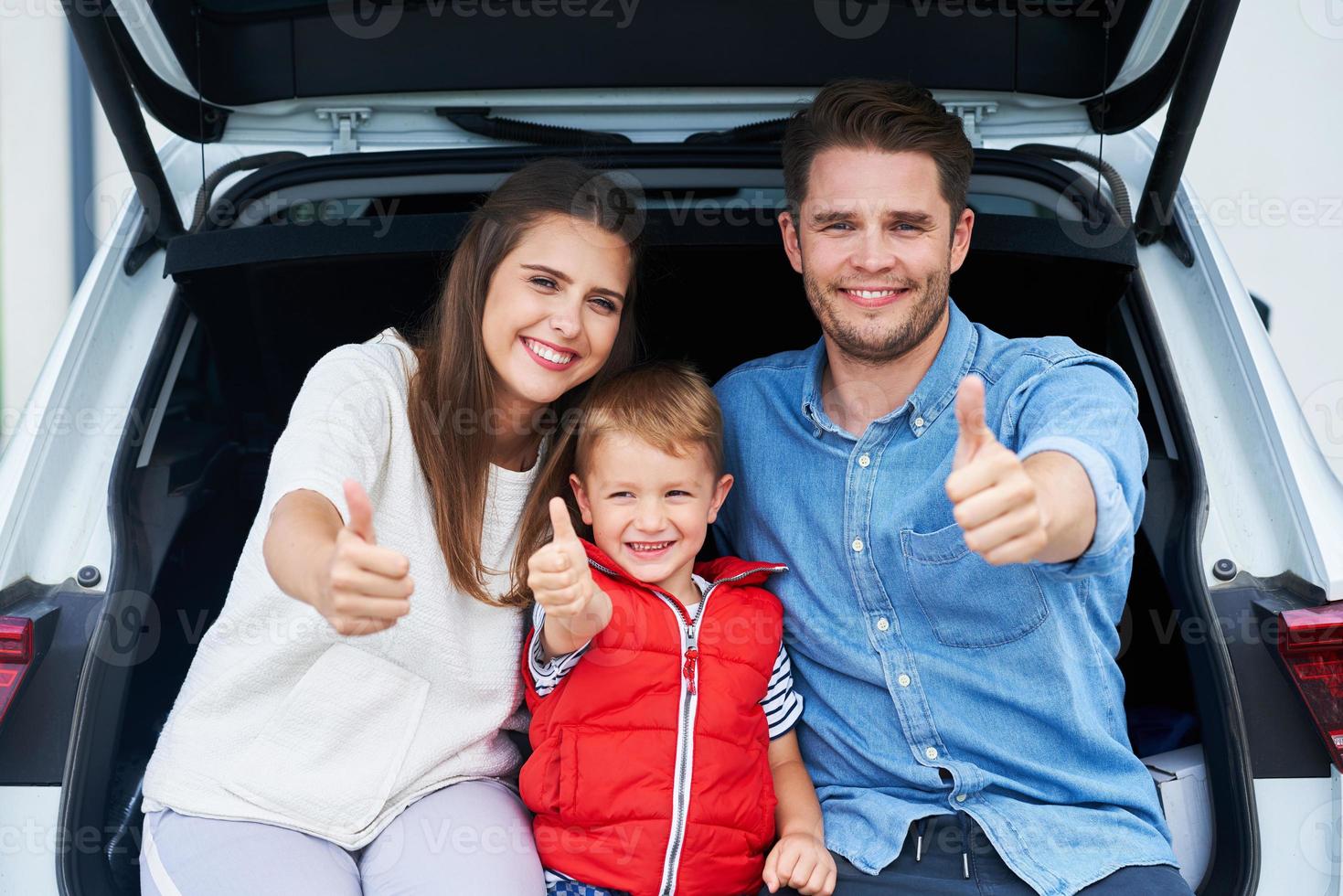família feliz indo para uma viagem de carro foto