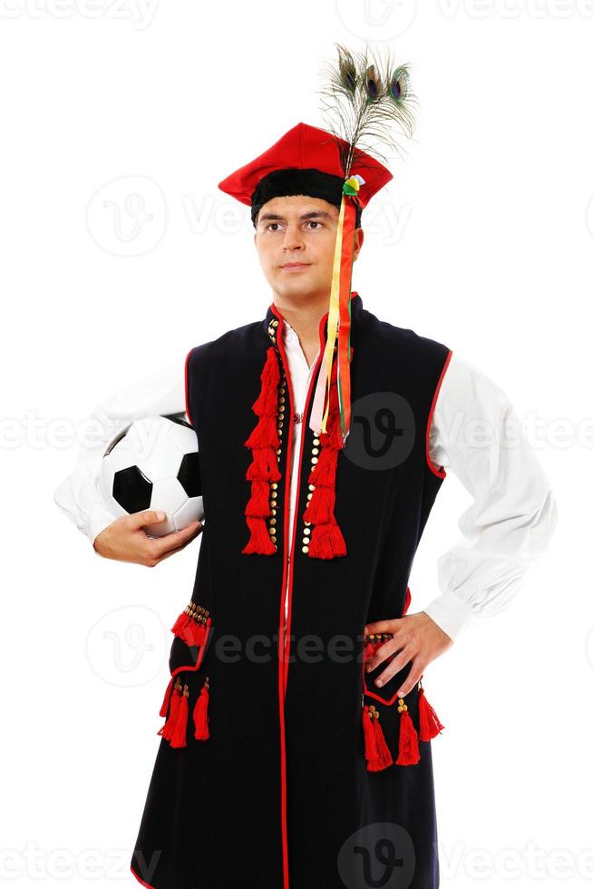 homem polonês em uma roupa tradicional com futebol foto