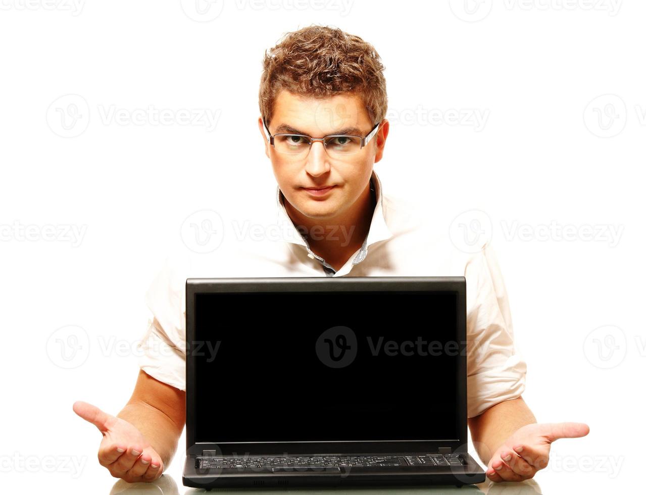 jovem trabalhador apresentando um laptop foto