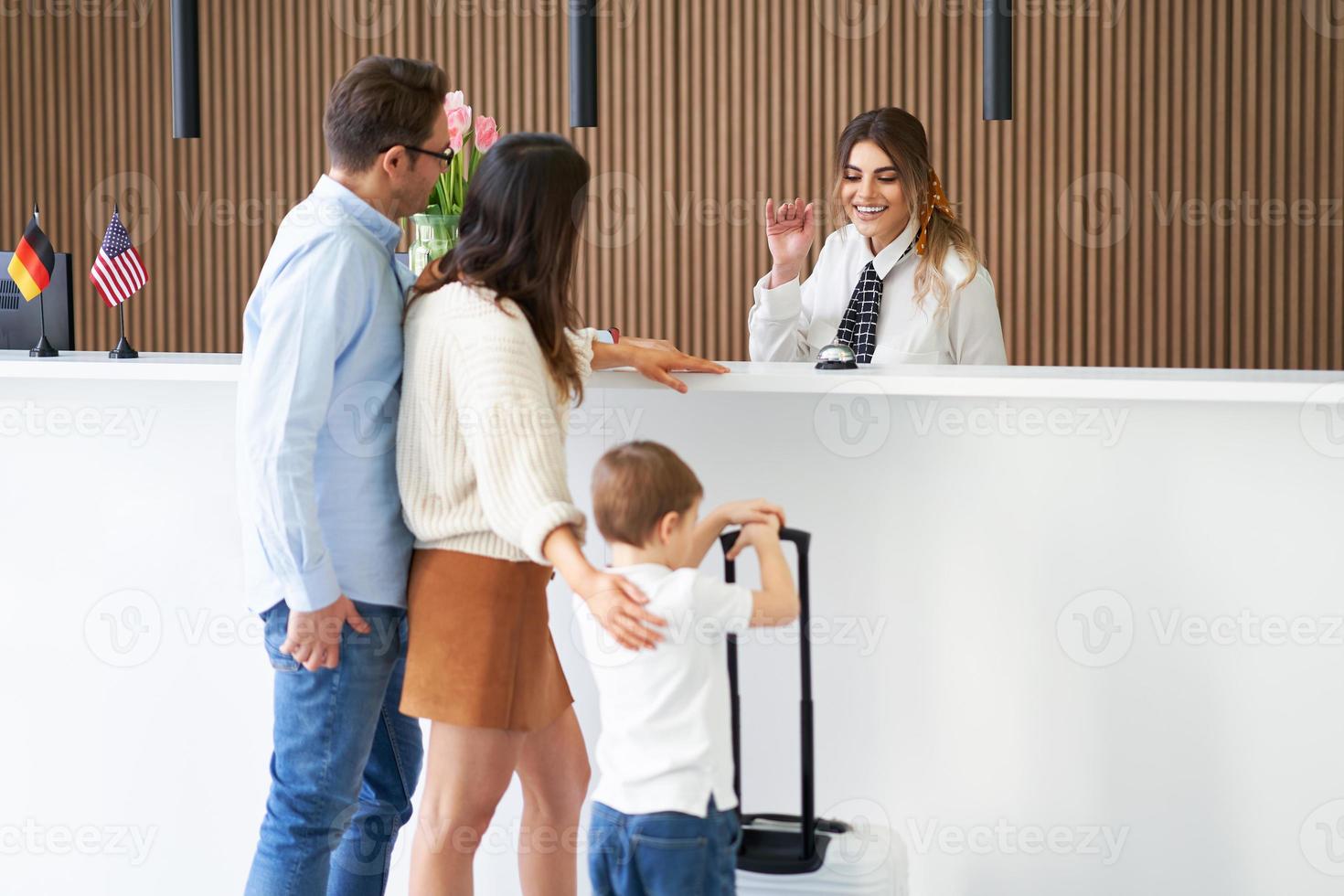 foto da família fazendo check-in no hotel