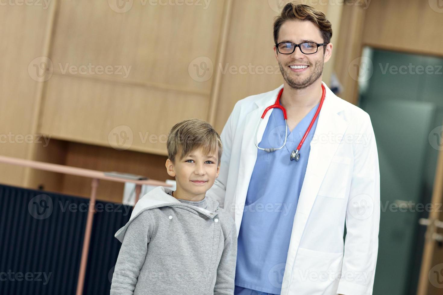 médico acolhendo menino na clínica foto