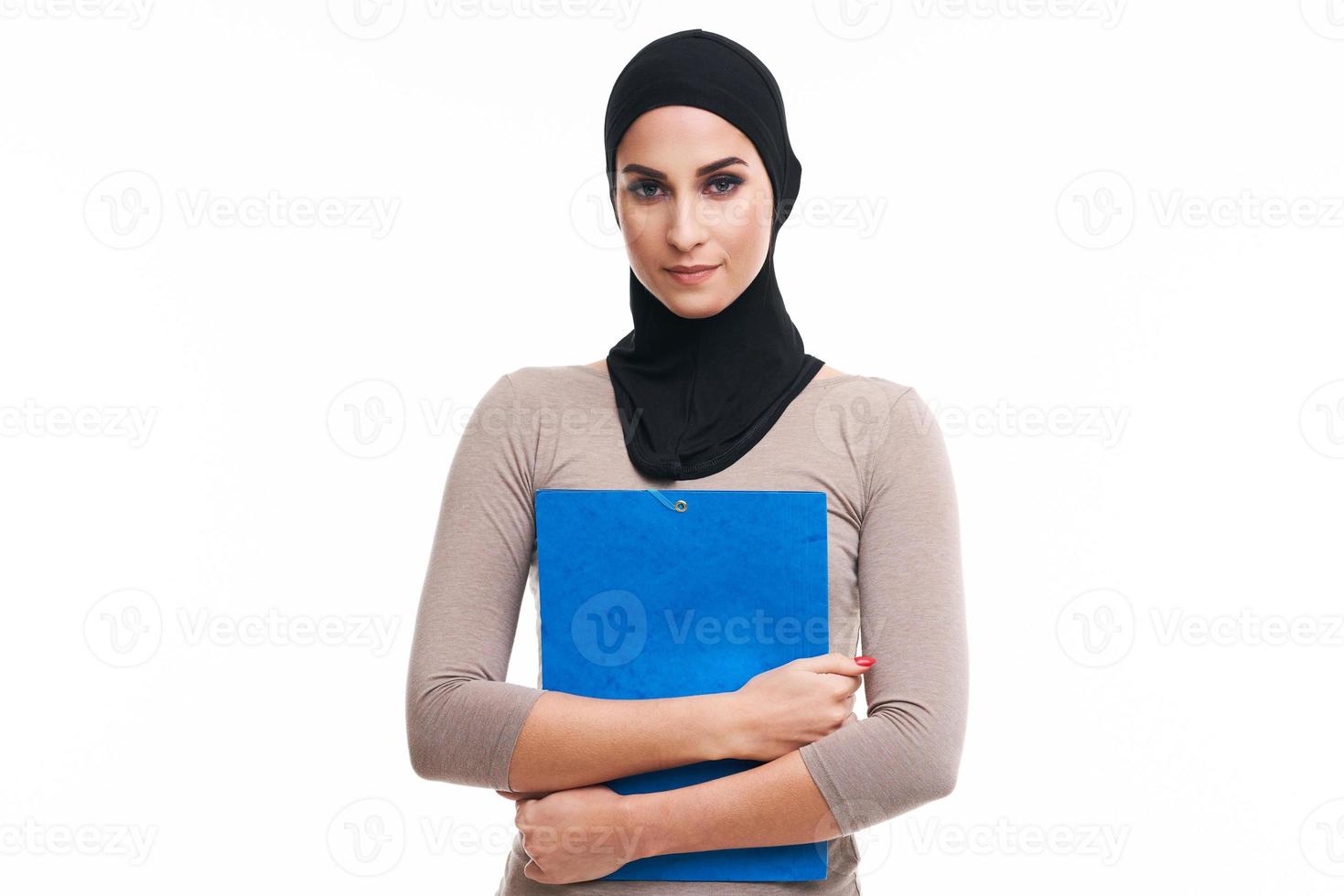 mulher muçulmana sobre fundo branco foto