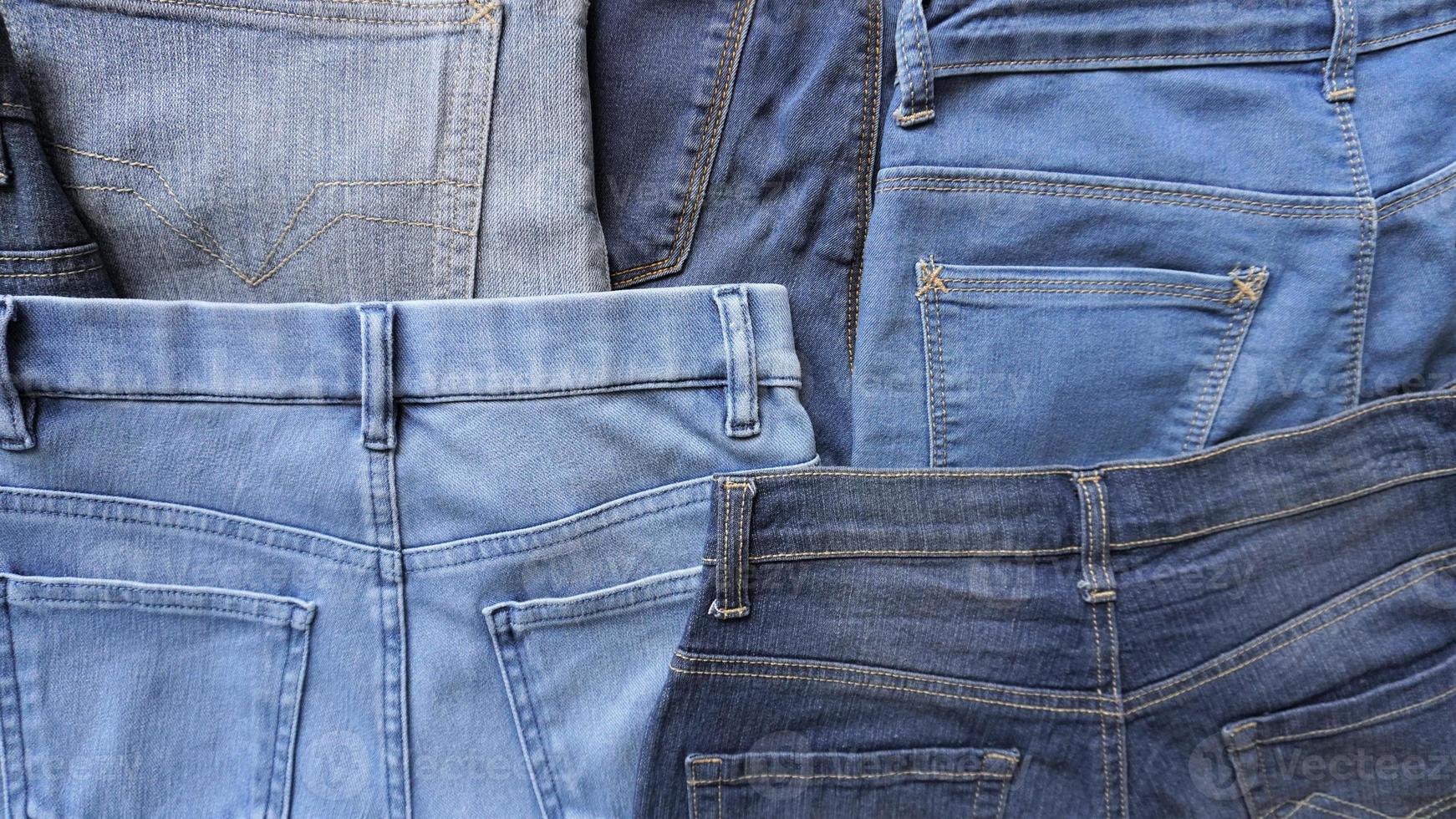 vários tons de azul e tamanhos de pares de jeans jeans verso foto