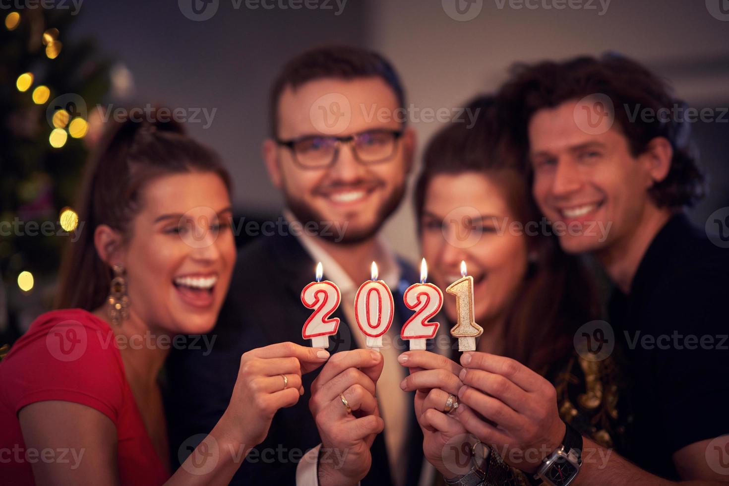 dois lindos casais jovens se divertindo na festa de ano novo foto